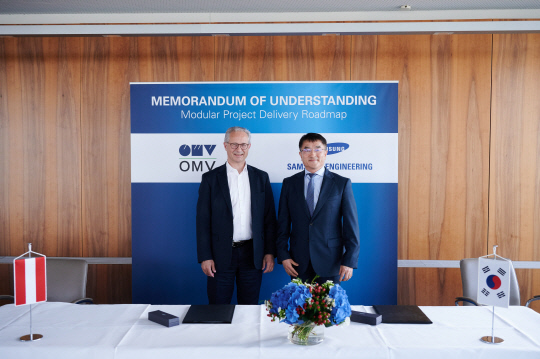 알프레드 슈테른(왼쪽) OMV 대표이사와 남궁홍 삼성엔지니어링 사장이 업무협약을 체결하고 기념사진을 촬영하고 있다.  <사진=삼성엔지니어링>